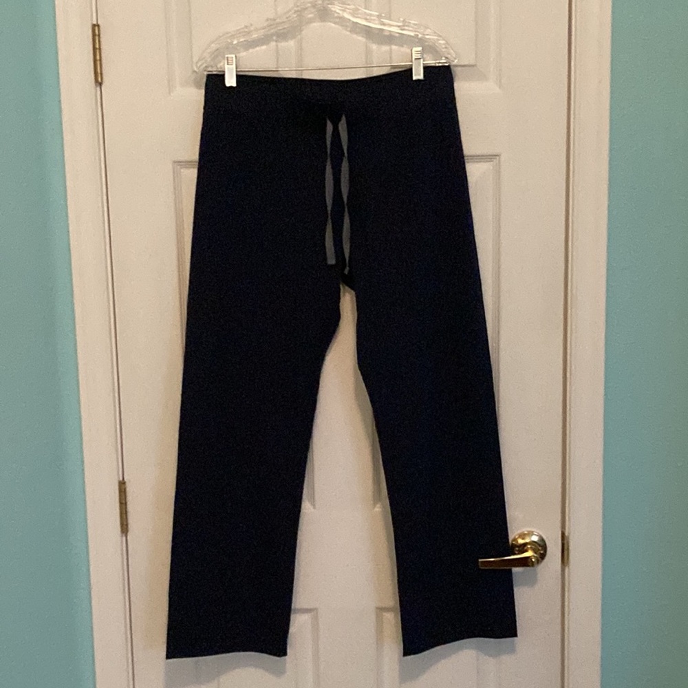 Figs Women’s Livingston Basic Scrub Pants Medium Petite in Navy